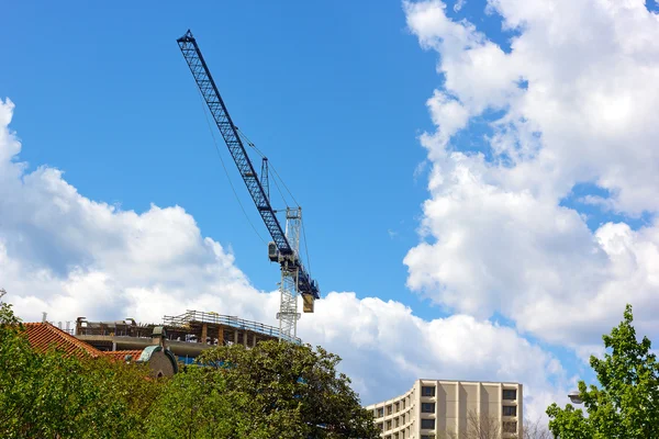 Blue construction crane in the city. — Stock Photo, Image