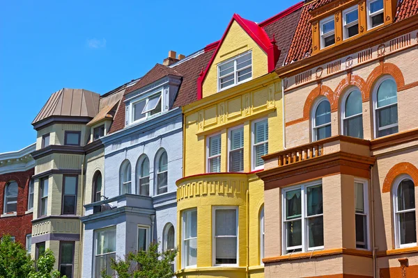 Maisons de rangée par une journée ensoleillée de printemps à Washington DC, USA . — Photo