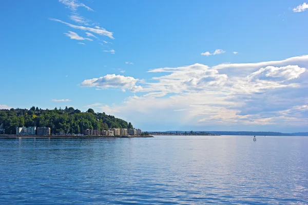 Aguas tranquilas de Puget Sound antes del atardecer en Seattle, Estados Unidos . — Foto de Stock