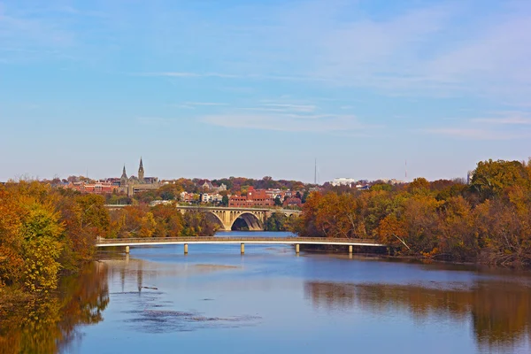 Fall kleuren van Potomac riverside en Key Bridge, Washington Dc. — Stockfoto