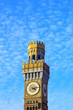 Emerson Bromo-Seltzer'ı olan kule kışın gün batımından önce.