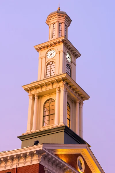 Tour de l'horloge dans le centre-ville de Baltimore tôt le matin d'hiver . — Photo