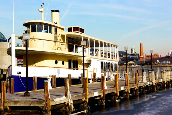 Crucero amarrado en Baltimore Puerto Interior aguas heladas . — Foto de Stock