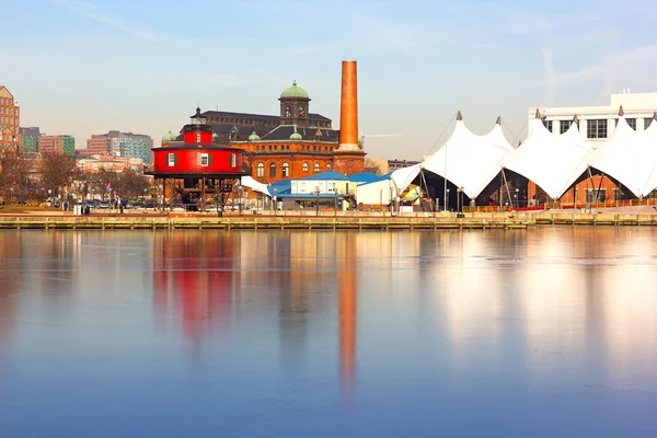 El faro de Seven Foot Knoll al atardecer en Baltimore Inner Harbor . — Foto de Stock