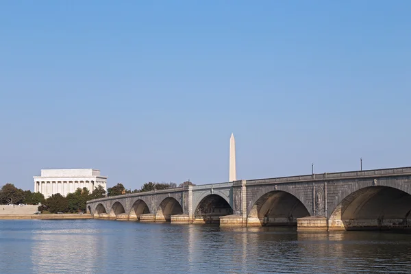 Арлінгтон Меморіал міст та вид на меморіал Лінкольна та монумент Вашингтона. — стокове фото