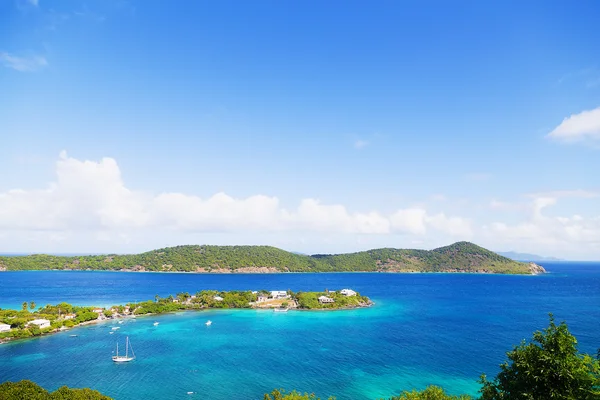 Tropisch eiland lagune en boten afgemeerd in ondiepe wateren, St Thomas, ons Vi. — Stockfoto