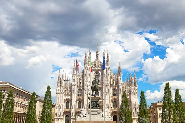 The dome Cathedral facade with statue of Vittorio Emanuele II. — Zdjęcie stockowe