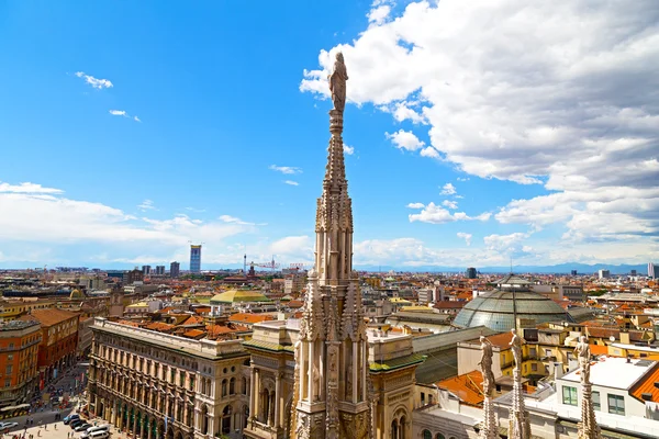 Una statua del Duomo di Milano con vista sulla città in estate . — Foto Stock