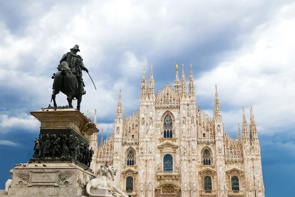 Duomo di Milano Cupola con statua contro un cielo nuvoloso in estate . — Foto Stock