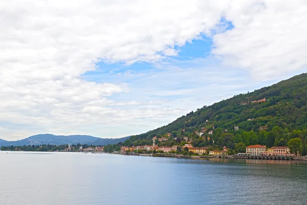 Ciudad del campo en la orilla del lago Como en el norte de Italia . — Foto de Stock