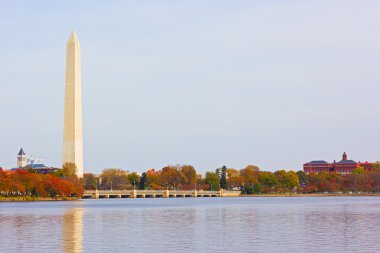 Ulusal Anıt ağaçları sonbahar yaprakları deprem havzasında saran ile.