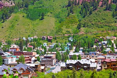 Dağ yamaçlar, Colorado tarafından çevrili telluride şehir.
