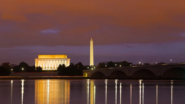 Washington Monument, Lincolnova památníku a Arlington Memorial Bridge v noci. — Stock fotografie