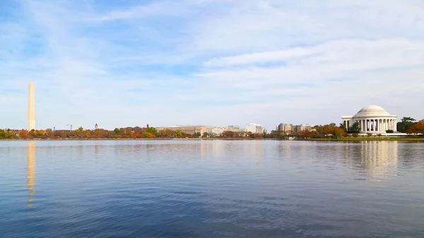 Washington Monument and Thomas Jefferson Memorial in the Fall. — Stock Photo, Image