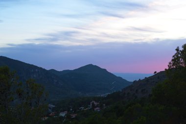 Dağlarda doğal günbatımı.