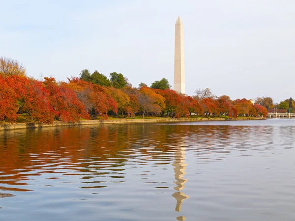 Washington Anıtı ve sonbahar deprem havzasında.