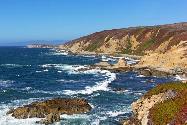 Vista panoramica della costa rocciosa e frastagliata del Pacifico . — Foto Stock
