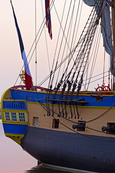 Close-up van Hermione fregat Stern ramen, kanonnenvoer en de zon op haar roer — Stockfoto