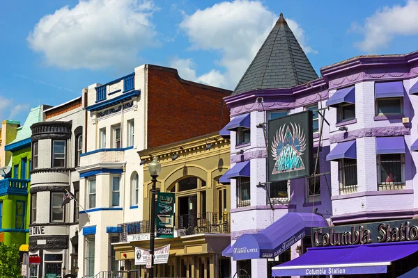 Ulica z restauracjami i klubami w dzielnicy Adams Morgan w Waszyngtonie. — Zdjęcie stockowe