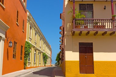 Cartagena şehir vintage binalarla, Kolombiya sokak.