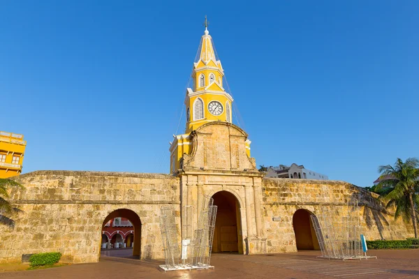 Vackra klocktorn och stadsport på morgonen i Cartagena, Colombia. — Stockfoto