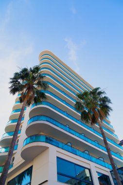 Valencia, İspanya yakınındaki bir tatil beldesi bina Kulesi ve palmiye ağaçları.