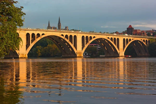 Key Bridge w sunrise w Waszyngtonie. — Zdjęcie stockowe