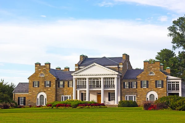 Glenview palazzo storico con giardini formali al tramonto . — Foto Stock