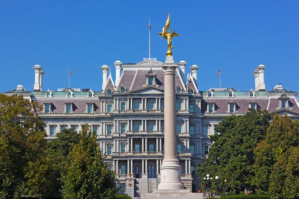 O Monumento da Primeira Divisão e o Edifício do Escritório Executivo Eisenhower em Washington DC . — Fotografia de Stock