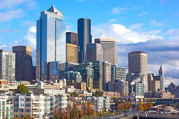 Ciudad de Seattle skyline al atardecer en otoño . — Foto de Stock