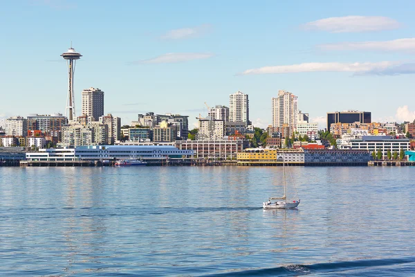 Skyline urbano de Seattle a lo largo de los muelles de la ciudad en Washington, EE.UU. . — Foto de Stock