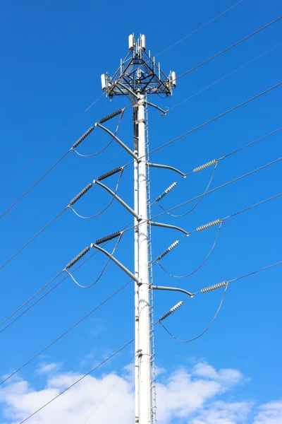 Rete elettrica e antenne di telecomunicazione su un pilone . — Foto Stock