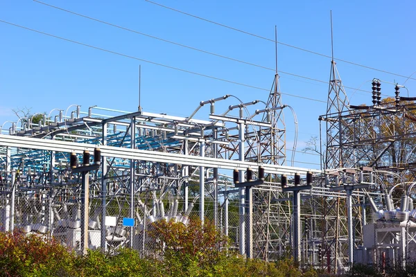 Subestação de energia de alta tensão com interruptores . — Fotografia de Stock