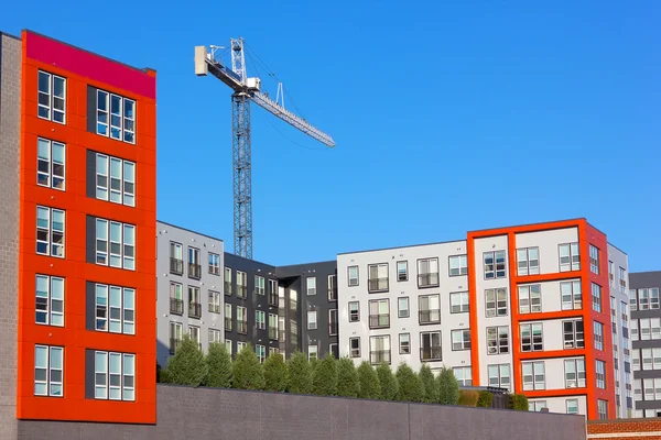 Modern arkitektur av nybyggda bostadsfastigheter. — Stockfoto