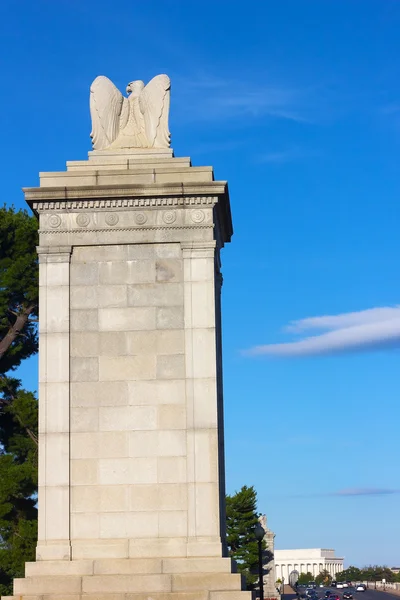 Arlington Memorial Bridge Eagle standbeeld en Lincoln Memorial over de brug. — Stockfoto