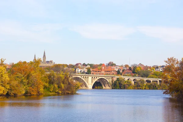 Una vista sobre el Puente Key y edificios históricos a través del río Potomac en otoño . — Foto de Stock