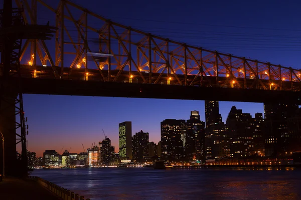 Manhattan en Roosevelt Island bridge bij nacht in New York, Verenigde Staten. — Stockfoto