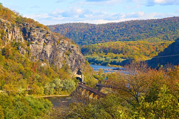 Vue aérienne sur le tunnel ferroviaire et le pont à Harpers Ferry, Virginie-Occidentale . — Photo