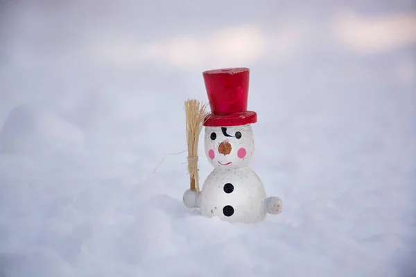 Giocattolo di legno vintage pupazzo di neve a fuoco selettivo. Vista da vicino di pupazzo di neve in inverno sfondo neve. — Foto Stock