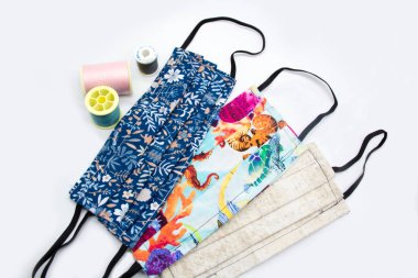 Coronavirus. El yapımı, el dikimi renkli yüz, koruyucu maskeler. Pamuk maskeler, Corona Virüsüne karşı koruma, Covid 19.