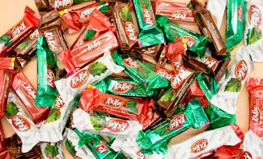  Kit Kat çikolatası, üzeri gofret kaplı. Kit Kat 'in varyasyon özel sürümü, çok renkli
