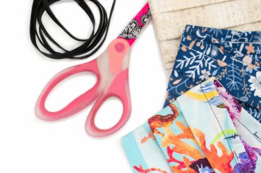 Coronavirus. El yapımı, el dikimi renkli yüz, koruyucu maskeler. Pamuk maskeler, Corona Virüsüne karşı koruma, Covid 19.