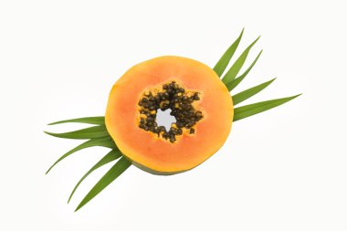 Beyaz arkaplanda yaprakları olan olgun bir papaya..
