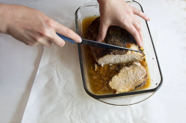 Pessoa que corta carne cozida ou bife. Mãos de mulher cortam bife grelhado no prato. Foco seletivo — Fotografia de Stock