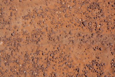 Kırmızımsı bir taşın dokusu ve arka plan. Kayaların oluşumları, arka planlar, kalıplar, dokular.