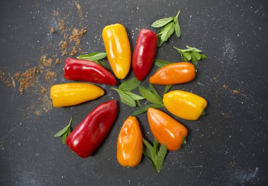 Taze, çok renkli dolmalık biber. Dolgun biber, düz yat. 