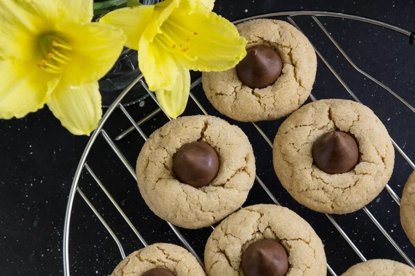 Top view of chocolate peanut blossom cookies with chocolate candy kiss — Stock Photo, Image