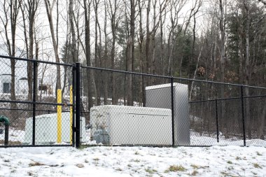Metal çitlerin arkasında kesintisiz güç kaynağı için acil durum jeneratörü 