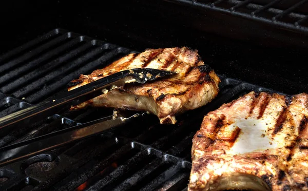 Carne de porco grelhada fresca. Bifes grelhados em grelha flamejante. — Fotografia de Stock