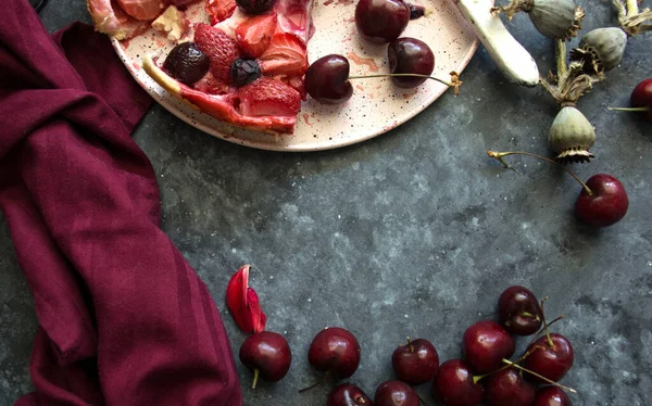 Friss házi készítésű gyümölcspite bogyókkal sötét háttérrel, szöveges helyekkel — Stock Fotó